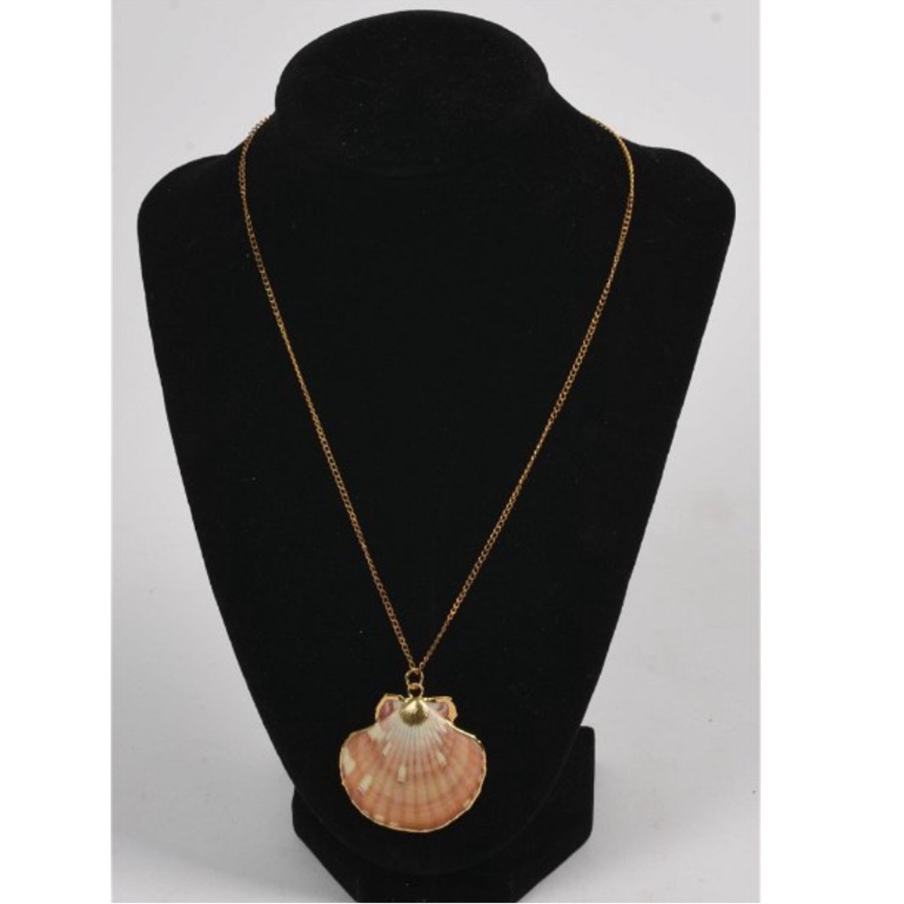 Vintage shell pendant gold tone necklace
